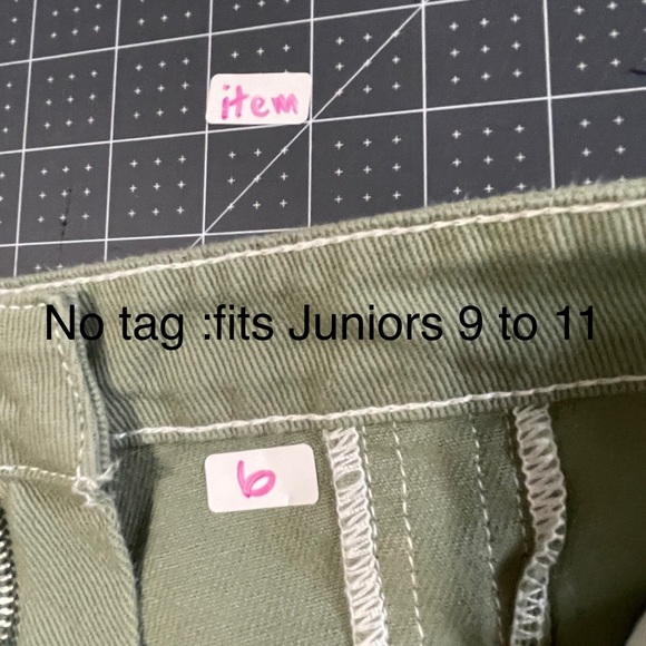 Cute on trend color block shorts with distressed edge - Picture 3 of 3